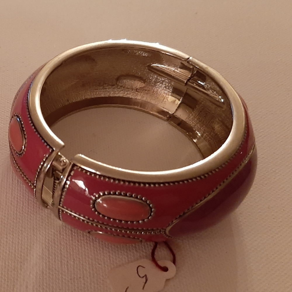 Cuff bracelets - Picture 2 of 3